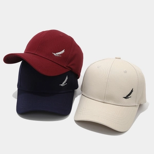 Baseballkappe mit Federstickerei in Burgunder Navy und Beige auf strukturiertem Baumwollstoff