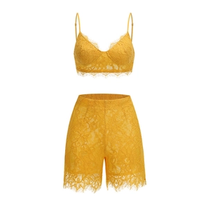 Set in pizzo giallo con canotta e pantaloncini a vita alta disposti in piano