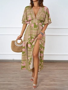Dettaglio vestito maxi floreale con scollo a V, maniche a sbuffo e spacco laterale alto