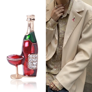 Broche bouteille de vin rouge et verre en émail rouge avec strass étincelants