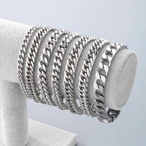 Nahaufnahme von Edelstahl-Panzerarmbändern in verschiedenen Breiten auf Samt-Display