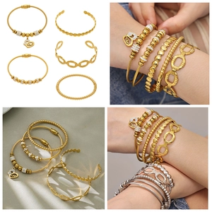 Détail de l'ensemble de bracelets en acier doré PVD avec breloque cœur Love et perles