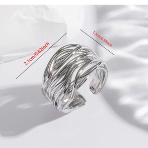 Macro di un anello aperto in argento a strati intrecciati, larghezza 1,5 cm e diametro 2,1 cm