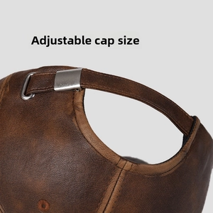 Dettaglio del cappello da baseball in pelle PU marrone con fibbia in metallo regolabile