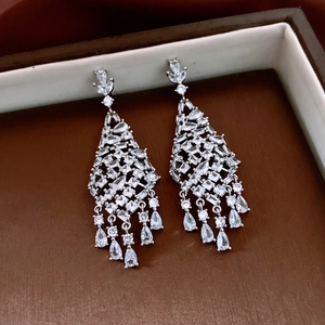 Détail des boucles d'oreilles à franges argentées avec pierres en zircon brillant