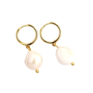 Eleganti orecchini a cerchio dorati con perle barocche bianche su sfondo bianco