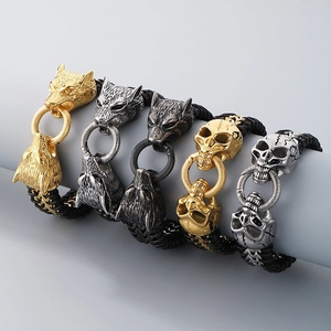 Detailansicht geflochtener Lederarmbänder mit Wolfs- und Totenkopfmotiven in verschiedenen Farben