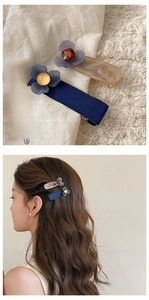 Dettaglio di eleganti fermagli per capelli con fiori blu e vista laterale della modella