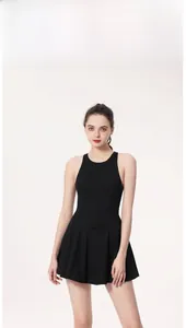Robe de sport noire ajustée avec dos nageur sans manches et détail de jupe plissée