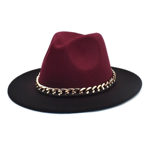 Chapeau Fedora bicolore en laine bordeaux et noir avec une chaîne dorée élégante