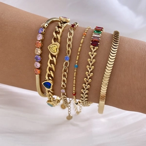 Ensemble de bracelets en acier doré avec zircons colorés et design de chaîne de blé