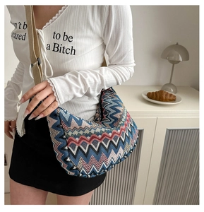 Détail du sac demi-lune à motifs zigzag tissés avec une large bandoulière en toile