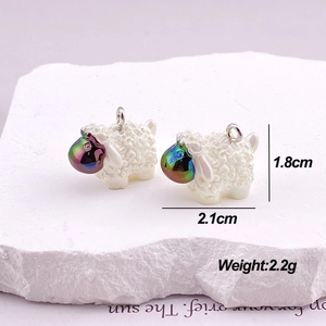 Macro shot of sheep animal charms with dimensions 1.8x2.1cm and 2.2g weight