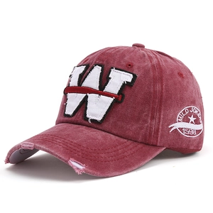 Detail der gewaschenen Vintage-Baseballkappe mit besticktem W und abgenutzter Krempe