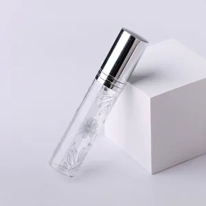 Dettaglio flacone spray in vetro da 10ml con tappo argento e stampa di foglie grigie
