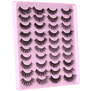 Gros plan de 20 paires de faux cils russes volumineux D curl sur plateau rose
