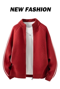 Detail der roten Strickjacke mit weißen Ärmelstreifen und Reißverschluss-Stehkragen