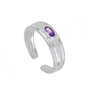 Détail d'une bague ouverte argentée sertie d'une pierre précieuse ovale violette