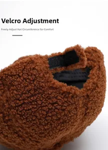 Détail de la sangle velcro réglable sur la casquette en polaire pour un ajustement