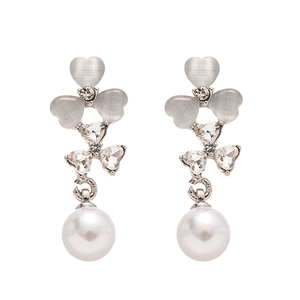 Boucles d'oreilles en argent avec trèfle en œil de chat gris et perles blanches