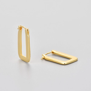 Minimalistische geometrische rechteckige Gold-Creolen mit poliertem Finish auf grauem Grund