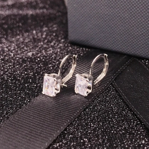 Orecchini a monachella in argento con diamanti moissanite simulati dal taglio rettangolare