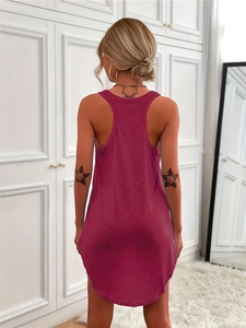 Vue détaillée de la robe rose à col en U montrant le dos nageur et le tricot de haute qualité