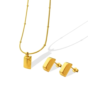 Ensemble minimaliste collier et boucles d'oreilles en acier inoxydable plaqué or 18 carats