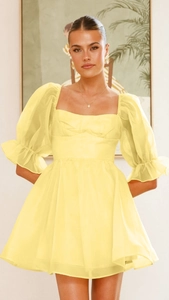 Detailansicht des hellgelben Minikleides mit Puffärmeln aus Organza und Karree-Ausschnitt