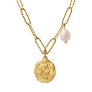 Minimalistische Goldmünzenkette mit Frauenporträt-Anhänger und unregelmäßiger Perle