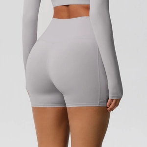 Détail du short de yoga taille haute gris clair montrant la coupe sculptante et lift