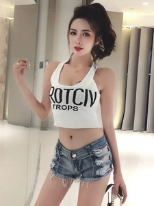 Completo estivo sexy con crop top in maglia bianca e pantaloncini in denim strappati