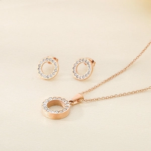 Dettaglio della parure collana e orecchini in oro rosa con zirconi bianchi lucidi