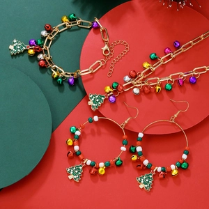 Parure de bijoux de Noël avec cloches colorées et pendentifs sapin dorés