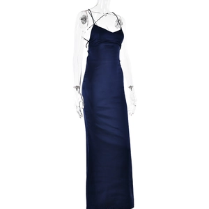 Détail du design dos nu et des bretelles à lacets sur une robe longue en satin bleu