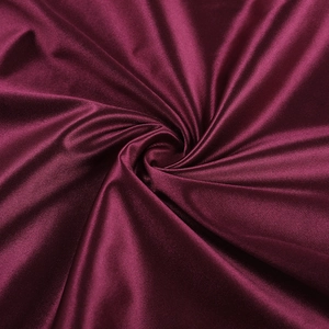Vue détaillée du tissu satiné bordeaux élégant montrant une texture soyeuse et brillante