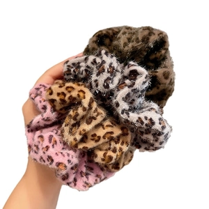 Pluche haarelastiekjes met luipaardprint in roze, bruin en grijs, faux bont materiaal