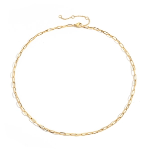 Détail du collier à maillons trombone dorés avec fermoir mousqueton et extension