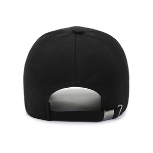 Vista posteriore del classico cappellino da baseball nero con fibbia in metallo regolabile