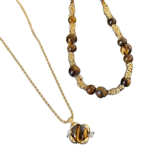 Collana con perle occhio di tigre e ciondolo tondo geometrico dorato
