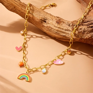 Collier chic en acier doré avec breloques cœur rose, arc-en-ciel et chapeau