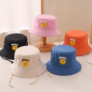 Chapeau bob enfant avec broderie smile en cinq couleurs et cordon ajustable
