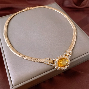 Detailaufnahme der Vintage Gold-Schlangenkette mit großem ovalem gelbem Edelstein