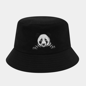 Détail de broderie panda sur un chapeau bob en sergé de coton noir pour femmes