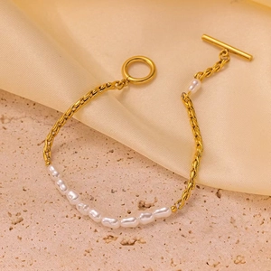 Bracelet élégant en acier inoxydable doré avec perles d'eau douce et fermoir à bascule