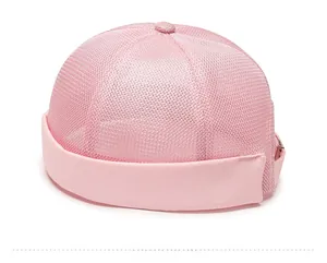 Vue latérale du bonnet docker en mesh rose respirant avec boucle métallique réglable