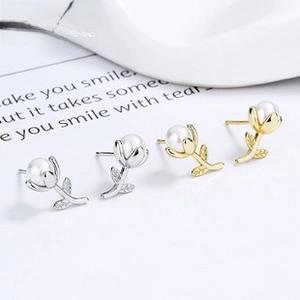 Detail of 925 silver lotus stud earrings with pearl buds in gold and silver finish