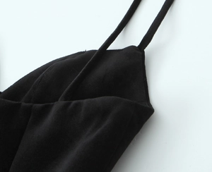 Détail de la robe noire à fines bretelles montrant la texture velours et les finitions de couture