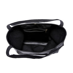Vue intérieure du grand sac cabas avec compartiments zippés et poches latérales pratiques