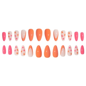 Faux ongles amande style français avec cœurs orange et rose et finition ultra brillante